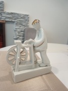 Porcelanowa figurka szlifierza