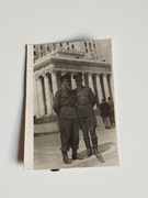 Zdjęcie polskich żołnierzy na tle pałacu kultury