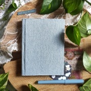 Mały, jeansowy, ręcznie robiony notatnik