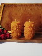 Świeca walec z sercami i różyczkami z wosku pszczelego