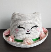 Nowy kapelusik dziewczęcy z różowymi kwiatami kotek