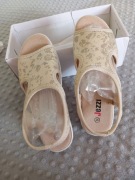 Zdrowotne miękkie sandały damskie rozciągliwe lekkie typu Fly Flot