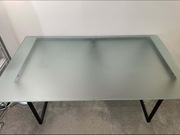 Szklane biurko stół firmy Habitat