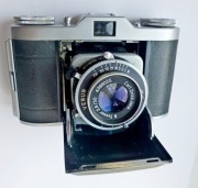 APARAT ANALOGOWY BELTICA Z OBIEKTYWEM CARL ZEISS JENA 2,8/50.