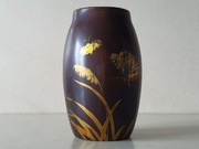 Mały wazon, lite drewno, czarno-brązowa laka ze złoconymi dekoracjami