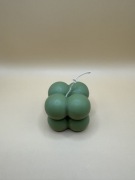 Świeca sojowa z sosnowym olejkiem.