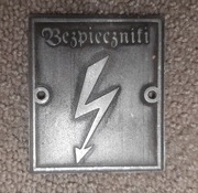 Grawerowana metalowa tabliczka BEZPIECZNIKI