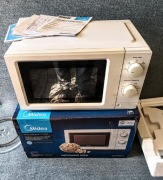 Kuchenka mikrofalowa MIDEA MD-MP012MK-WH 700W średnica 24.5 cm 19L Biała 