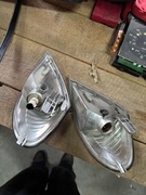 Są to przednie kierunkowskazy do samochodu Nissan Almera N16. 