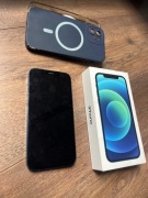 iPhone 12 w kolorze niebieskim.