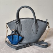 Piękna torebka damska, niebieska z brelokiem, motyw skóry węża, Parfois