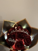 Bukiet 7 błyszczących czerwonych róż z lampkami.