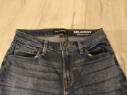 Jeansy DKNY Delancey – klasyka w nowoczesnym wydaniu
