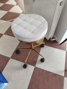 Krzesło obrotowe Callissimo złote z białym siedziskiem – jak nowe