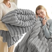 PUSZYSTY GRUBY KOC WYTŁACZANE PASKI MIĘKKI PLED NARZUTA 100x150 PREMIUM