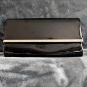 Czarna lakierowana kopertówka Dorothy Perkins 