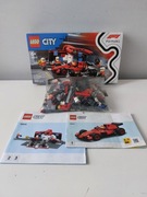 klocki LEGO City 60443 F1 Pit stop i mechanicy z bolidem Ferrari 