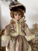 Cudna stara lalka z porcelany w barokowej sukni vintage