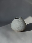 Wazon ceramiczny w stylu wabi-sabi „Cichy Kamień” z motywem oka