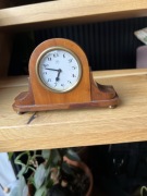 Zabytkowy drewniany budzik zegar kominkowy Junghans antyk mały złote nóżki