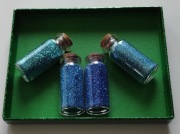 szklane buteleczki z niebieskim brokatem do dekoracji