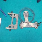 System mocowania mechanizmu zegara po GB.ze śrubami