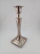 Świecznik w srebrnym kolorze.