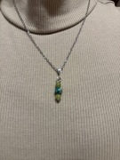 Ręcznie robiony z kamienia zielony naszyjnik.