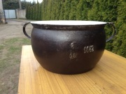 Stary garnek żeliwny sagan.