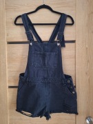 Krótkie jeansowe ogrodniczki z szarpanymi nogawkami czarne Sinsay r. M