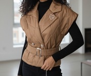 Kamizelka pikowana z paskiem i broszką - jasny brąz