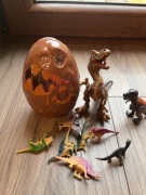 Dinozaur ze świecącym i grającym jajkiem