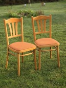 Drewniane krzesła w stylu bistro