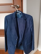 Używany granatowy garnitur chłopięcy J & K rozmiar 170