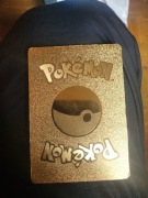Złota Karta Pokemon z postacią pikachu.