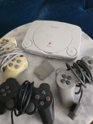 Sony PlayStation One, trzy pady i karta pamięci