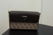 GUESS Torebka damska crossbody brązowa logowana na ramię