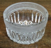 szklana zdobiona mała bombonierka