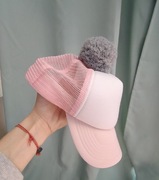 Czapka trucker tirówka damska z daszkiem różowa z szarym pomponem