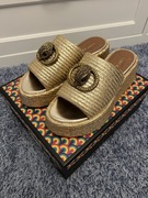 Kurt Greiger złote klapki na platformie 39