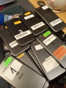 Zestaw uszkodzonych Ipodów