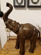 Figurka słonia ze skóry – wys. 51 cm, trąba uniesiona
