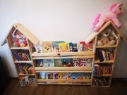 Drewniana półka domek na ksiazki