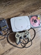 PS1 konsola PlayStation 1 zestaw z grą i oryginalnym zasilaczem