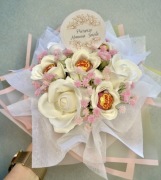 Bukiet z kwiatów mydlanych z lizakami Komunia dla dziewczynki