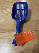 Łopatka do żwirku dla kota z metką