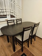 Stół z krzesłami