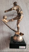 Statuetka przedstawiająca postać piłkarza