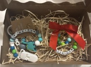 ZAWIESZKA SILIKONOWA DO SMOCZKA Z IMIENIEM + BROSZKA DO WÓZKA ZESTAW