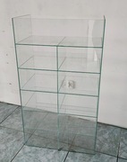 Szklany regał wystawowy do sklepu